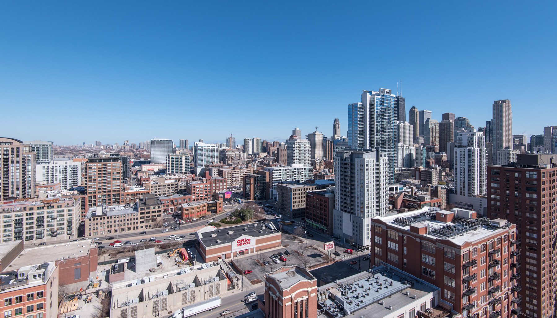 Iconic apartments on the Chicago River | Wolf Point East - Luxury Apartment Rentals In Chicago River